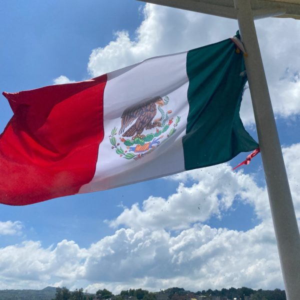 Mexikanische Flagge vor blauem Himmel. © 2025 Simon Lobis