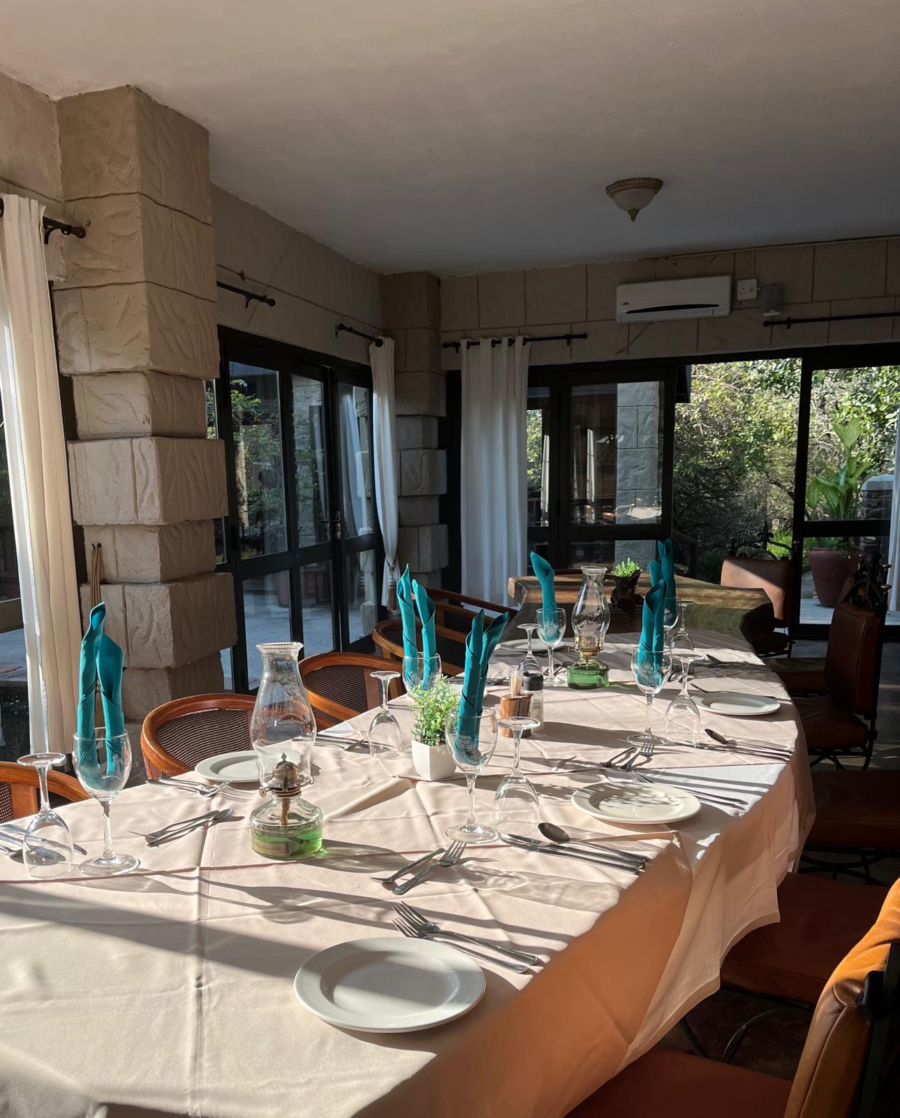 Gedeckter Tisch im Speisesaal
